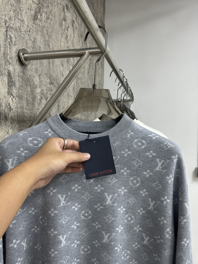 l0vis Vvtt0n sweater